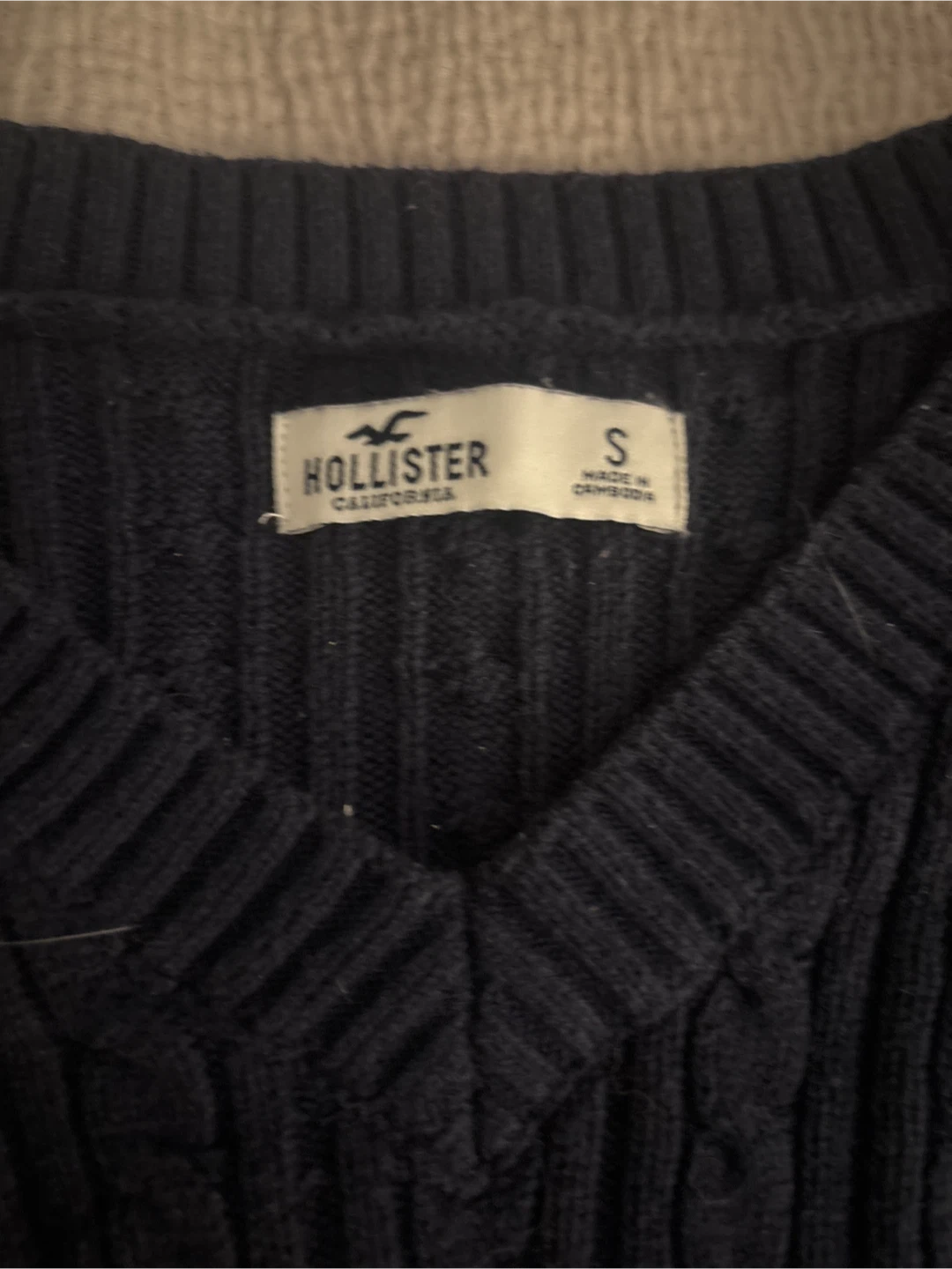 Hollister Cable Knit V-Neck Sweater - Size S - photo 2