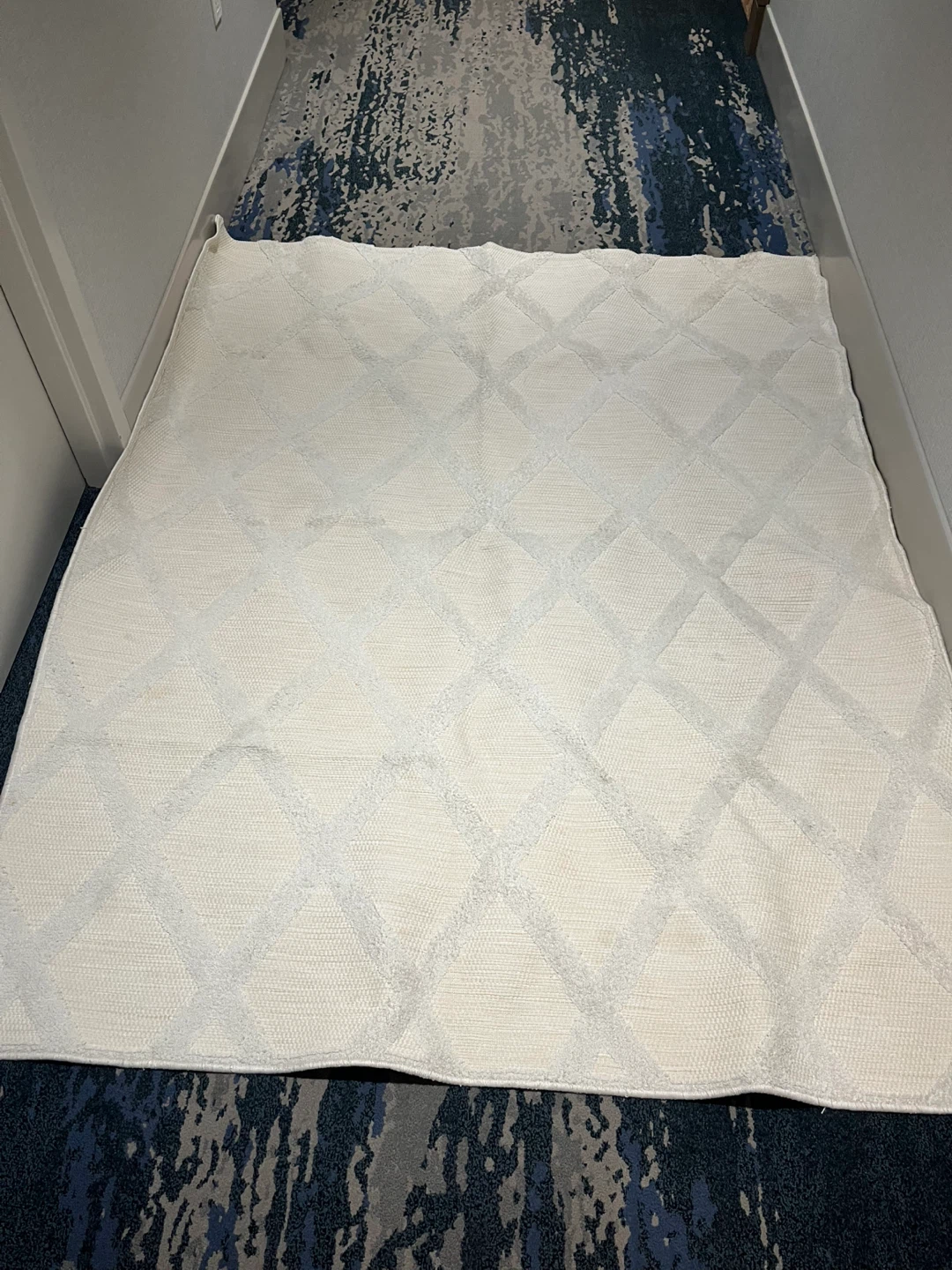 Off-White Geometric Area Rug 5ft 6.5ft - photo 3