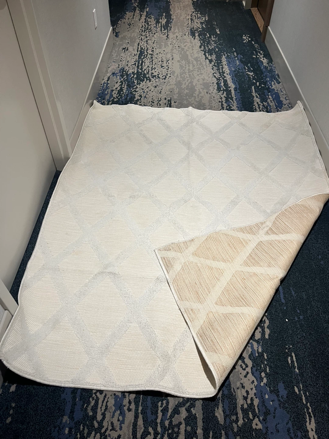 Off-White Geometric Area Rug 5ft 6.5ft - photo 4
