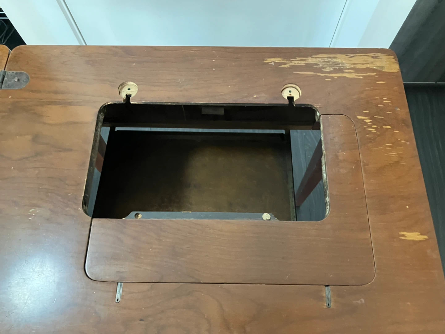 Vintage Sewing Machine Table - photo 3