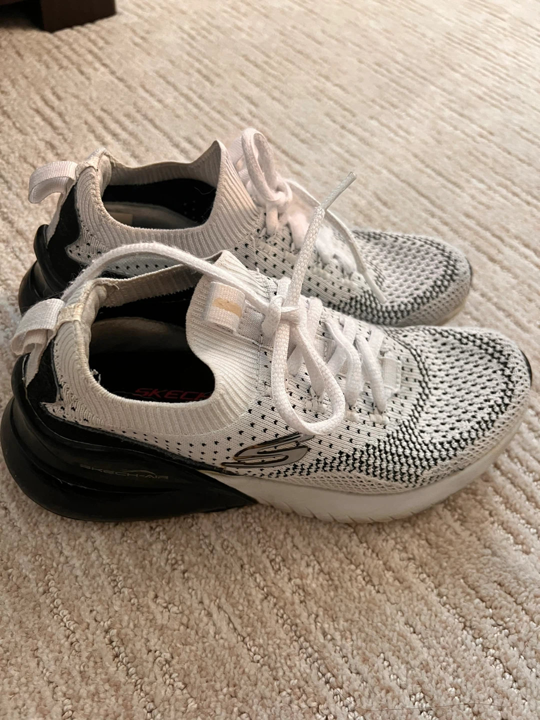 Skechers Shoe - size 6