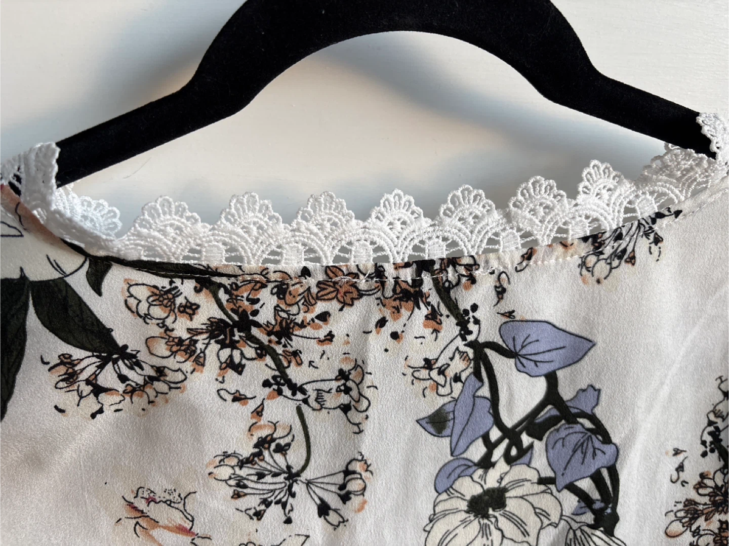 SHEIN Floral Lace Trim V-Neck Blouse - photo 5