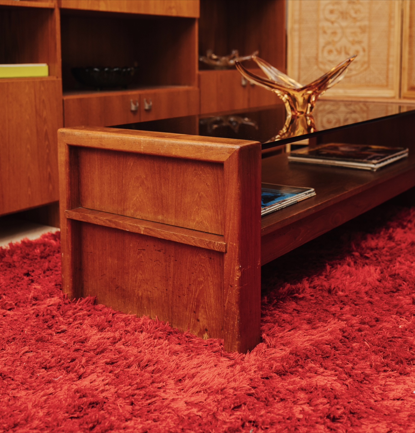 MCM Smoked Glass-Top Coffee Table — Solid Wood 🤎 - photo 2