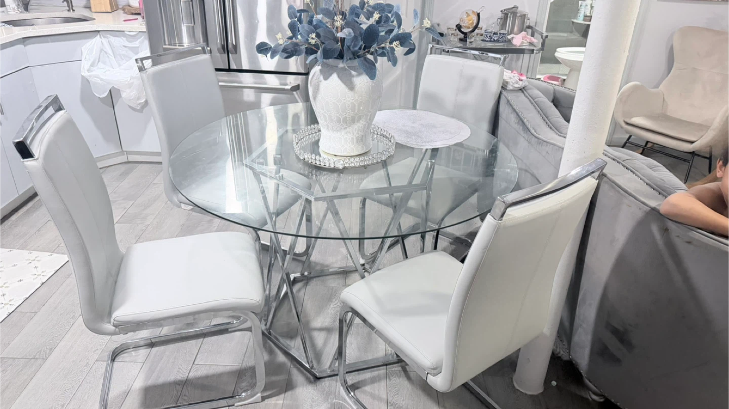 Glass Dining Table with 4 light gray Chairs