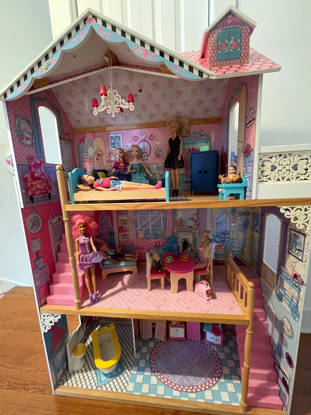 Dollhouse with Furniture and Dolls