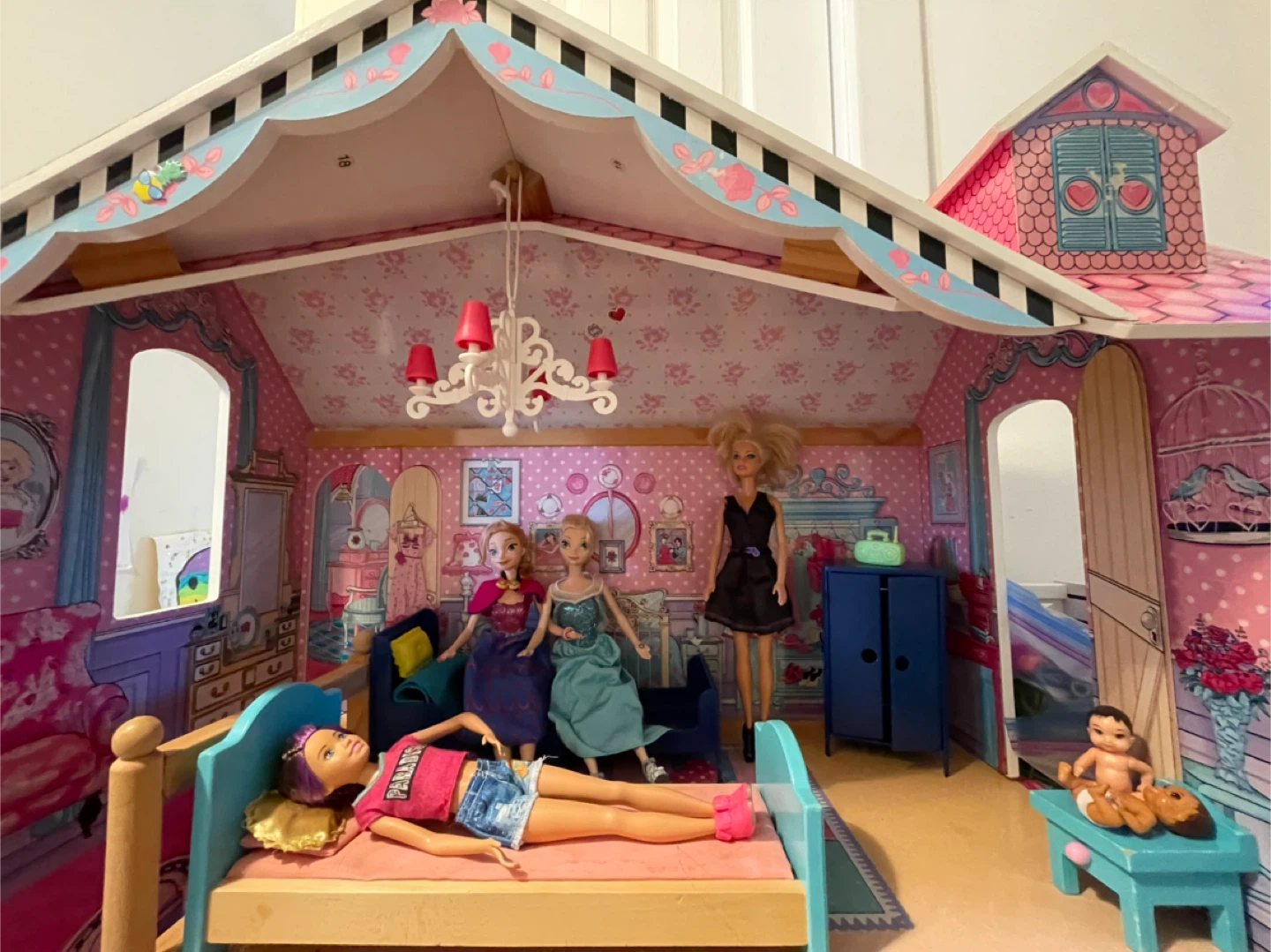 Dollhouse with Furniture and Dolls - photo 2