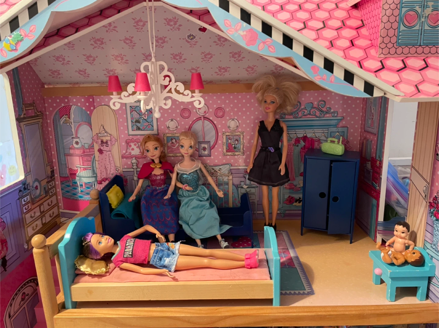 Dollhouse with Furniture and Dolls - photo 4