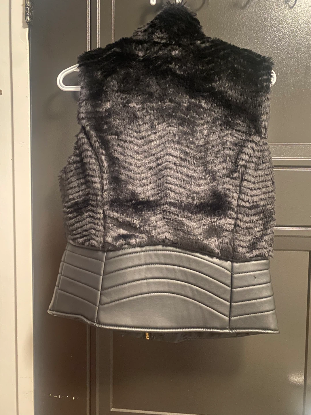 New / Unused Ci Sono Black Faux Fur & Faux Leather Vest - photo 2