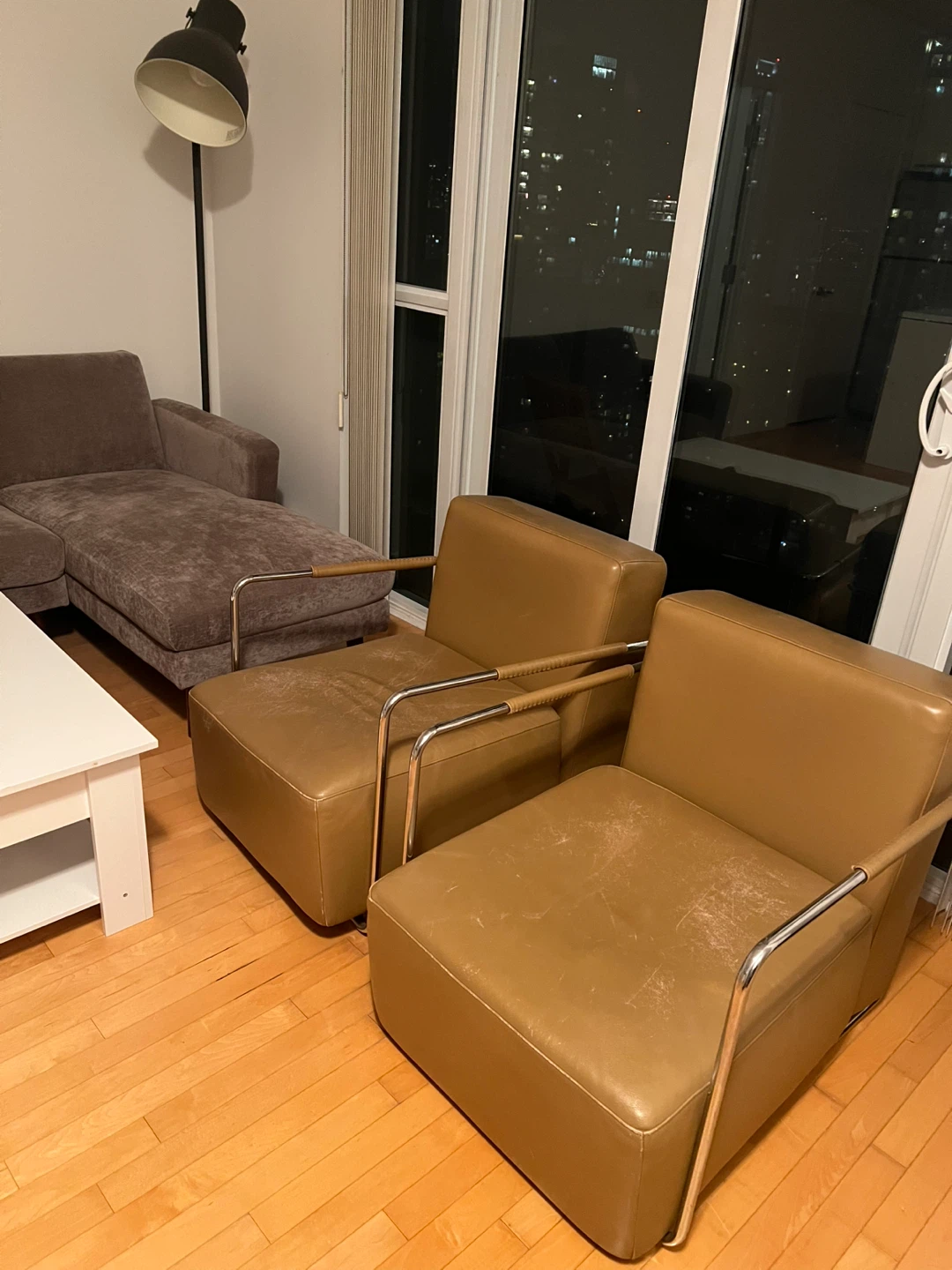 Single-seater sofa (2 available)