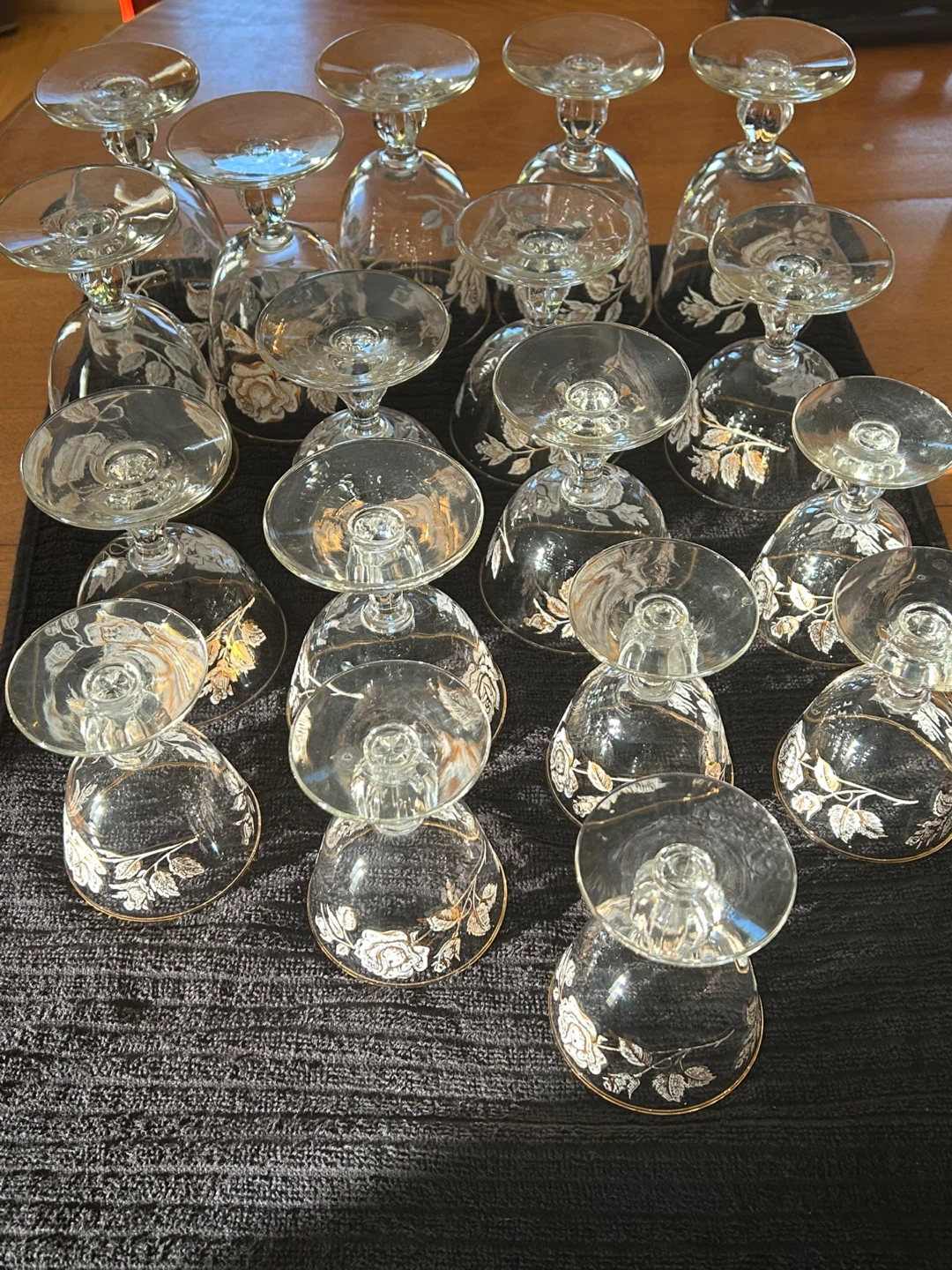 Set of 16 Vintage Etched Wine Glasses with Gold Rims - photo 2