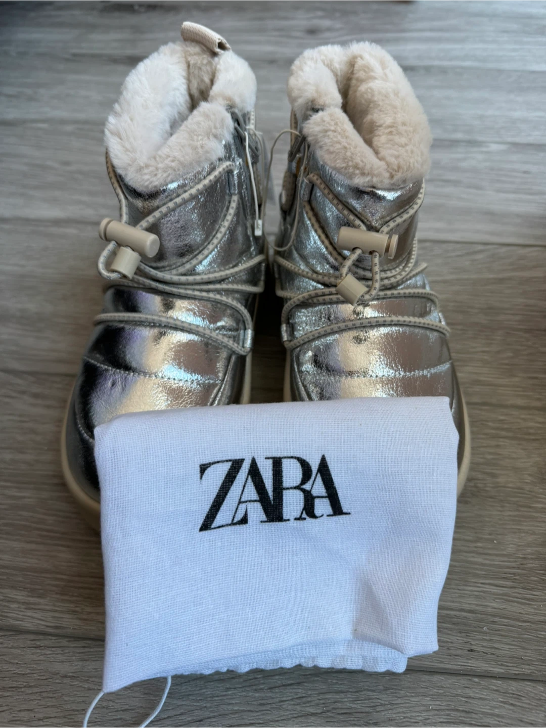 (Brand New✨) ZARA Girl’s Silver Puffer Winter Boots with Fur