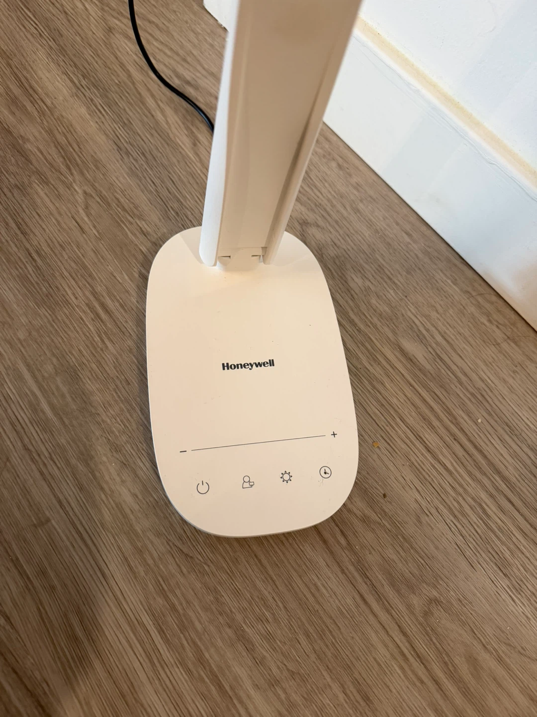 White Honeywell LED Desk Lamp - photo 3