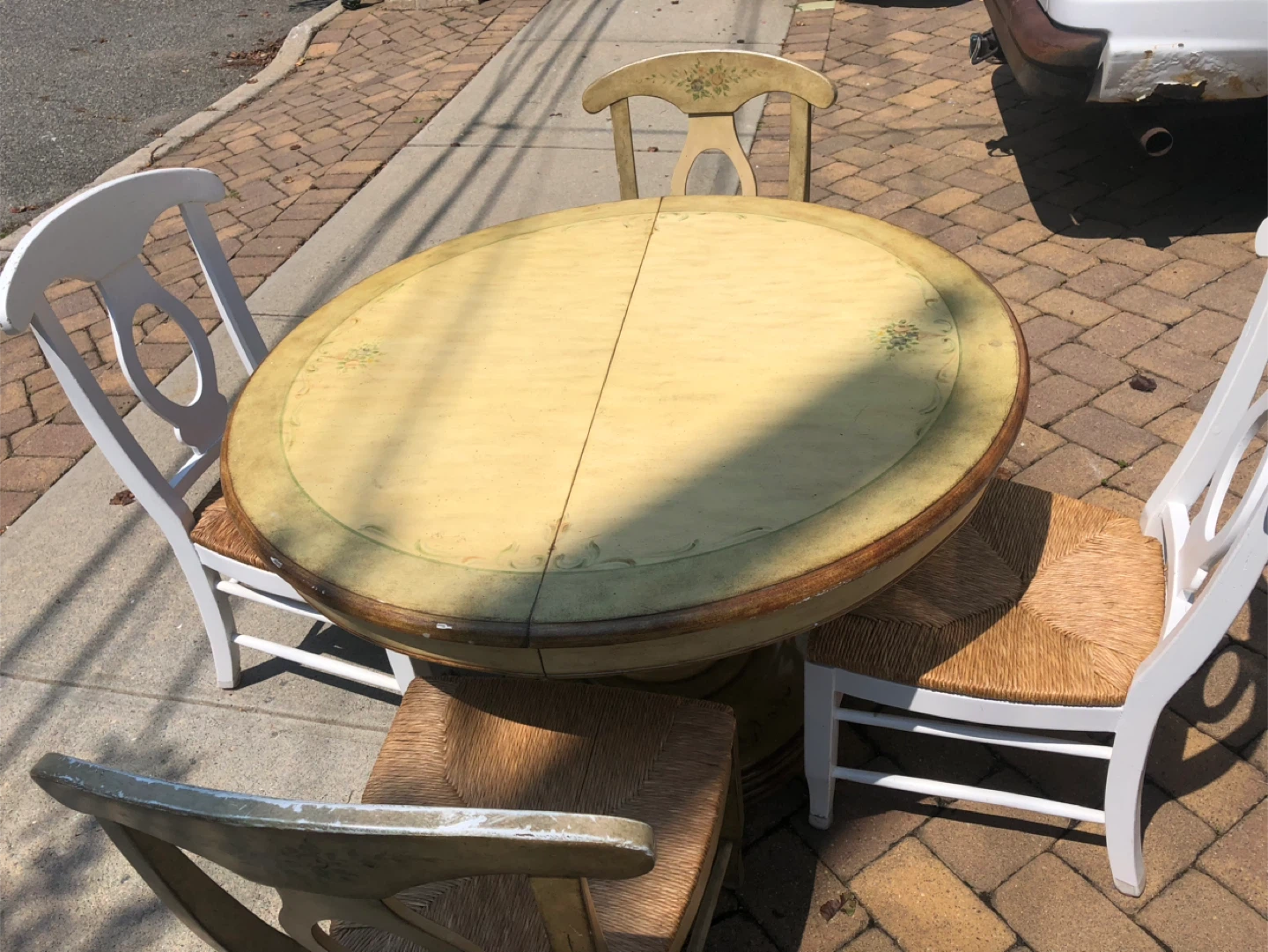 Round Pedestal Dining Table with 4 Chairs