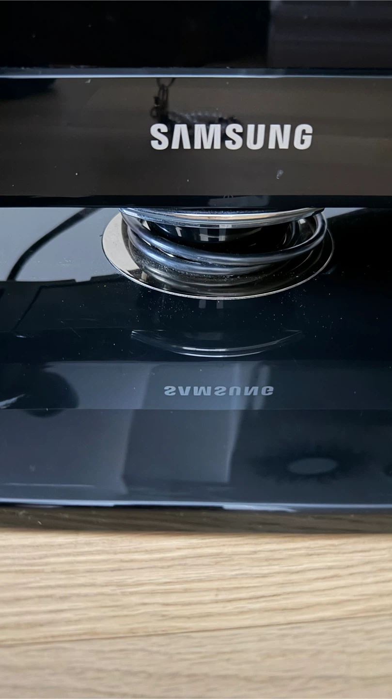 Samsung 46" HD Television - photo 2