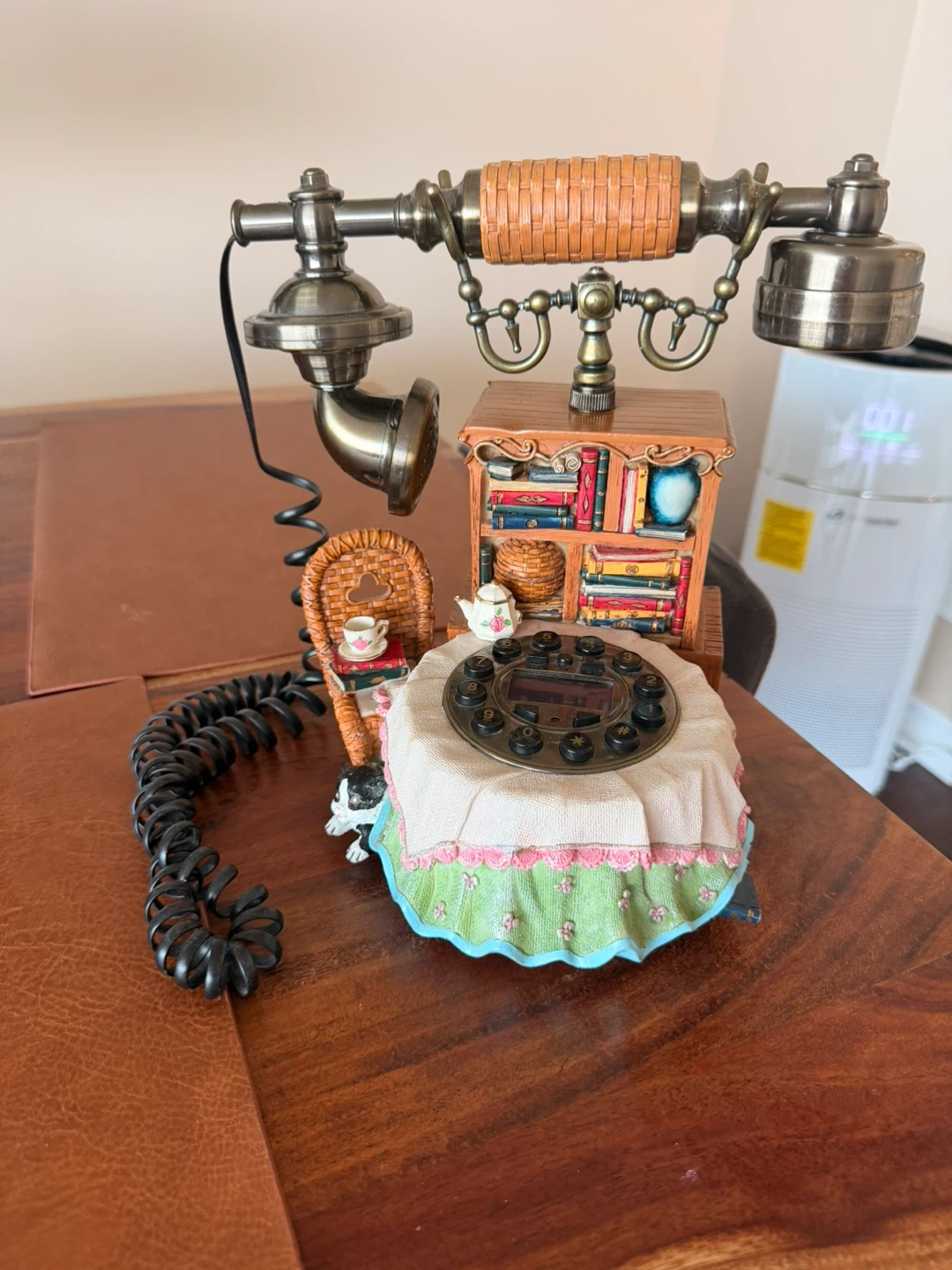 Decorative Vintage Style Telephone with Cat🏆
