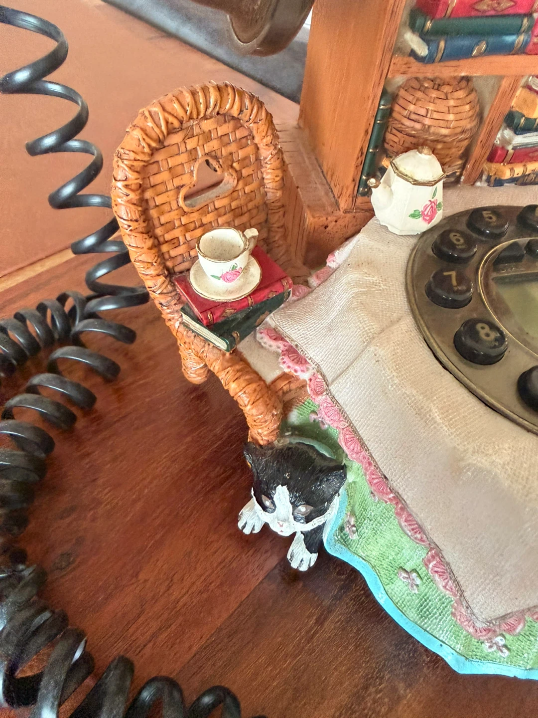 Decorative Vintage Style Telephone with Cat🏆 - photo 3