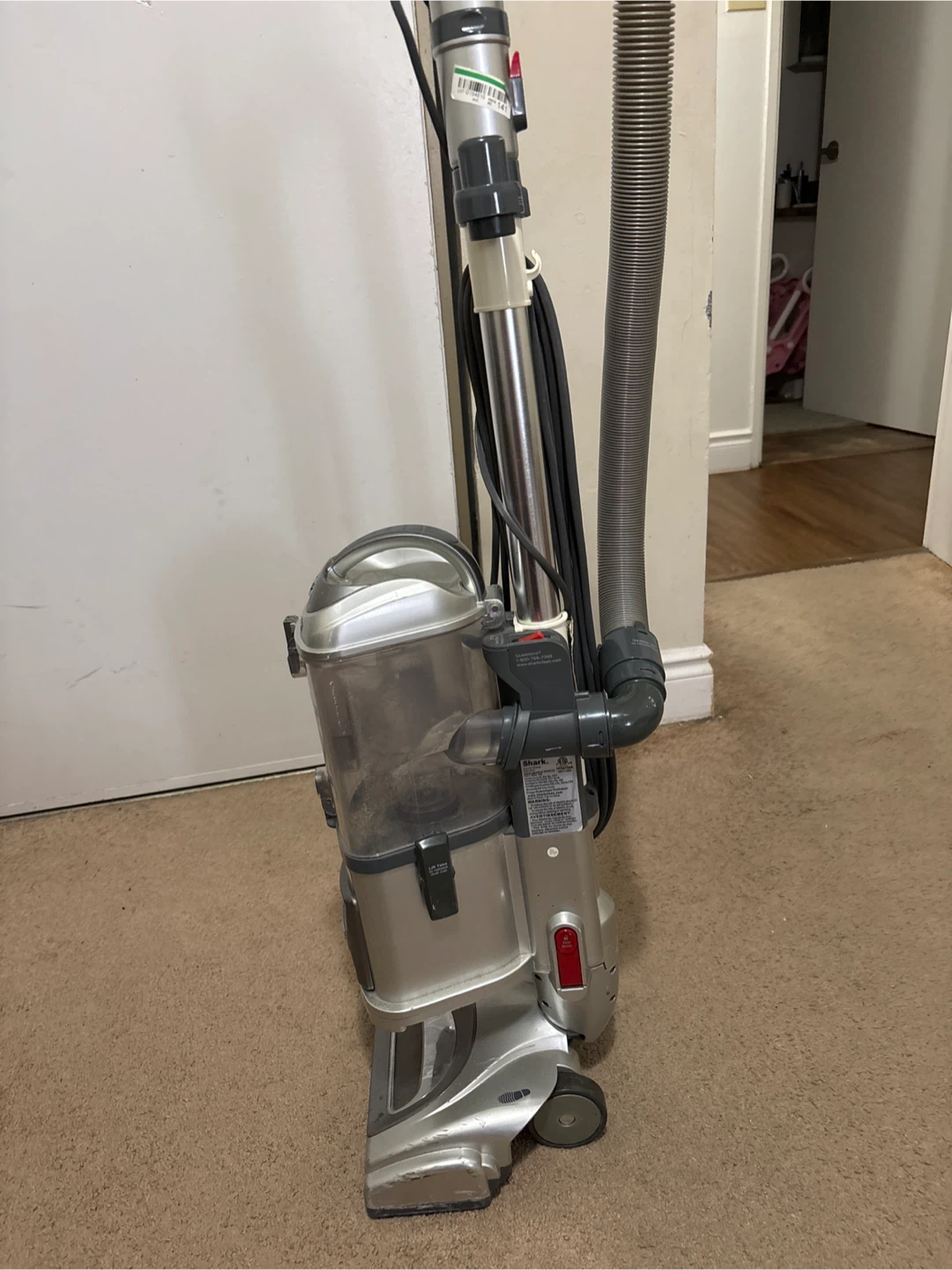 Shark Lift-Away Deluxe Vacuum Cleaner - photo 3