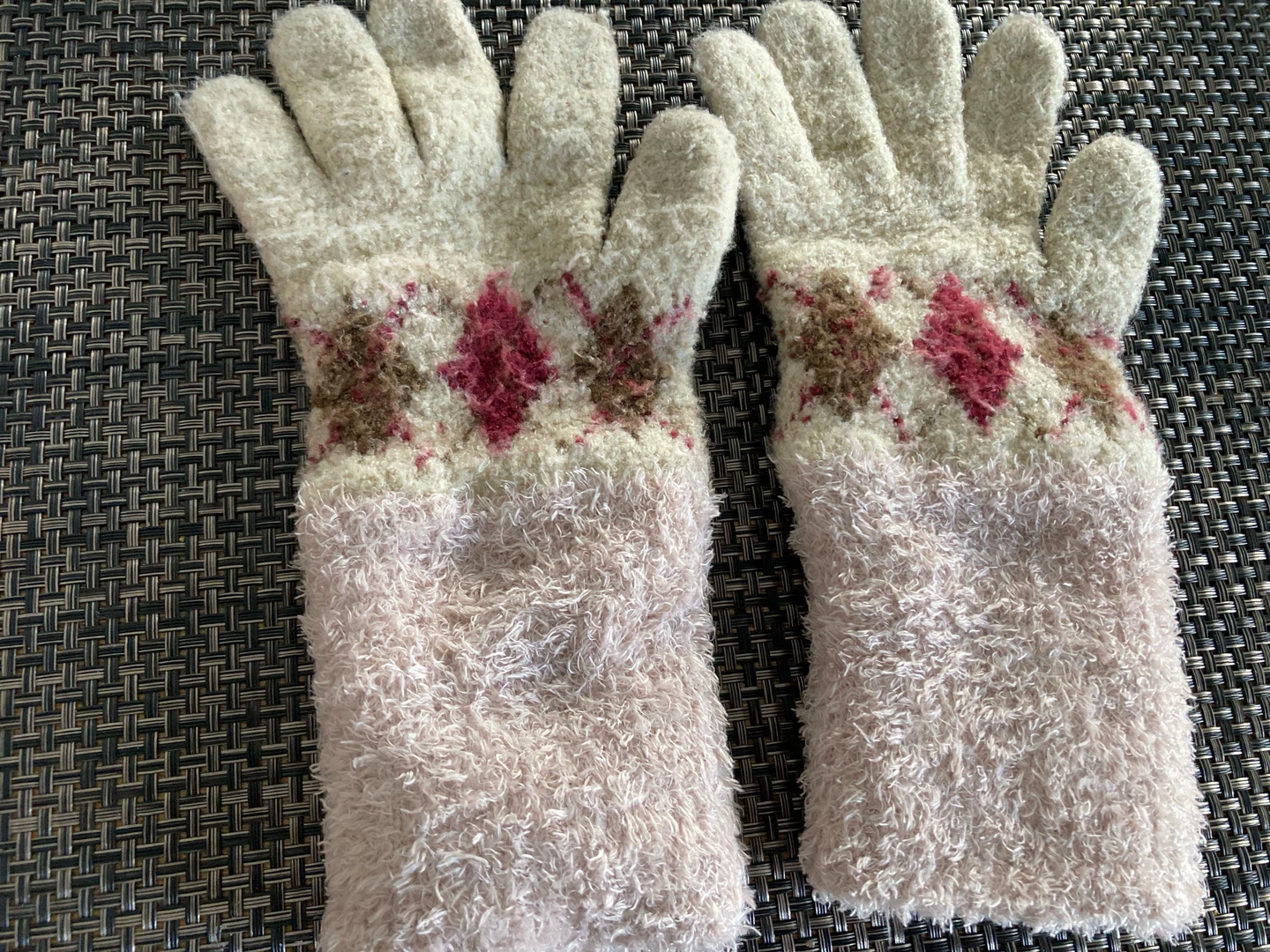 Fuzzy Gloves with Argyle Pattern