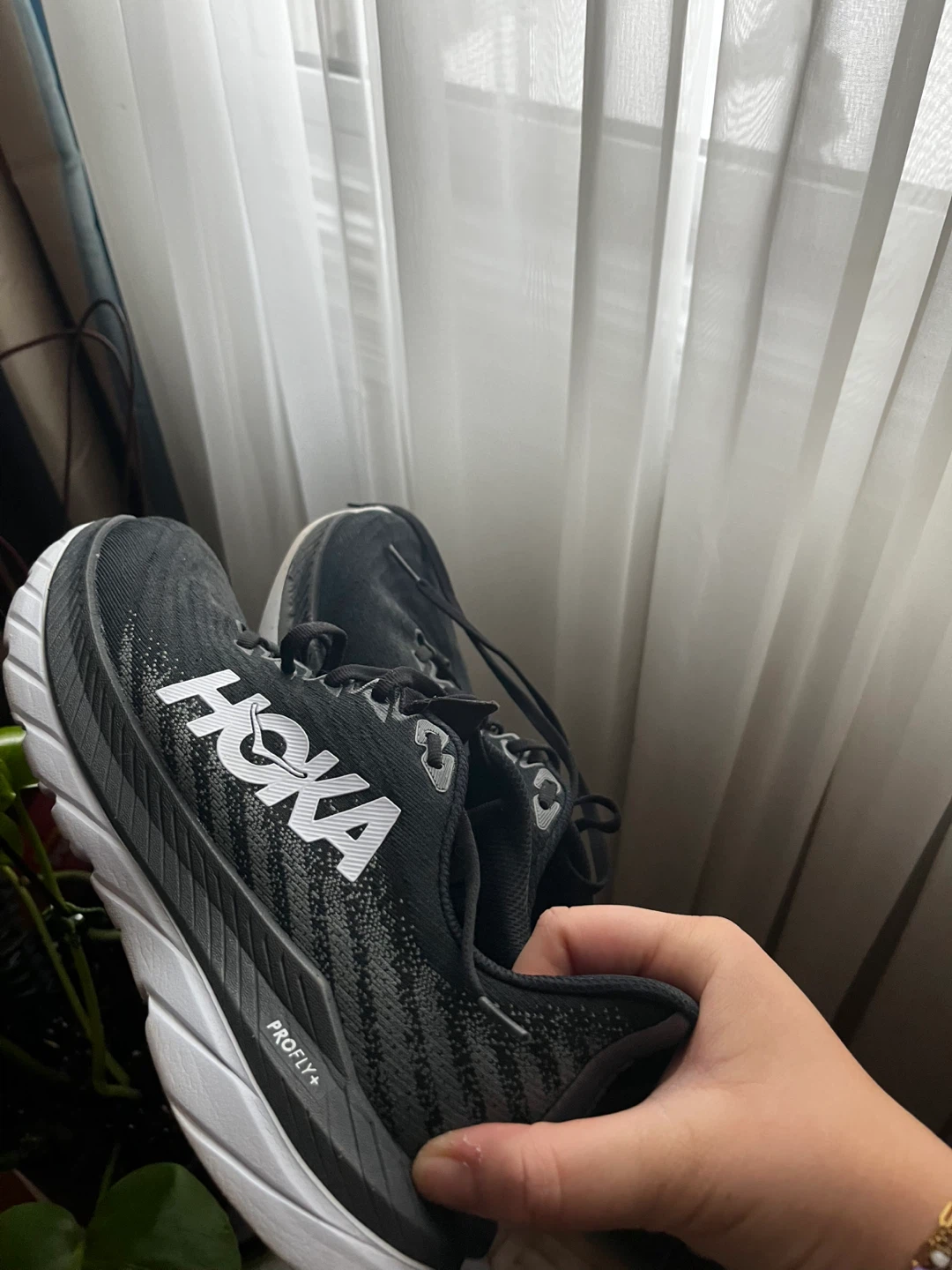 Hoka Clifton 9 Running Shoes SZ8.5 - Black/White