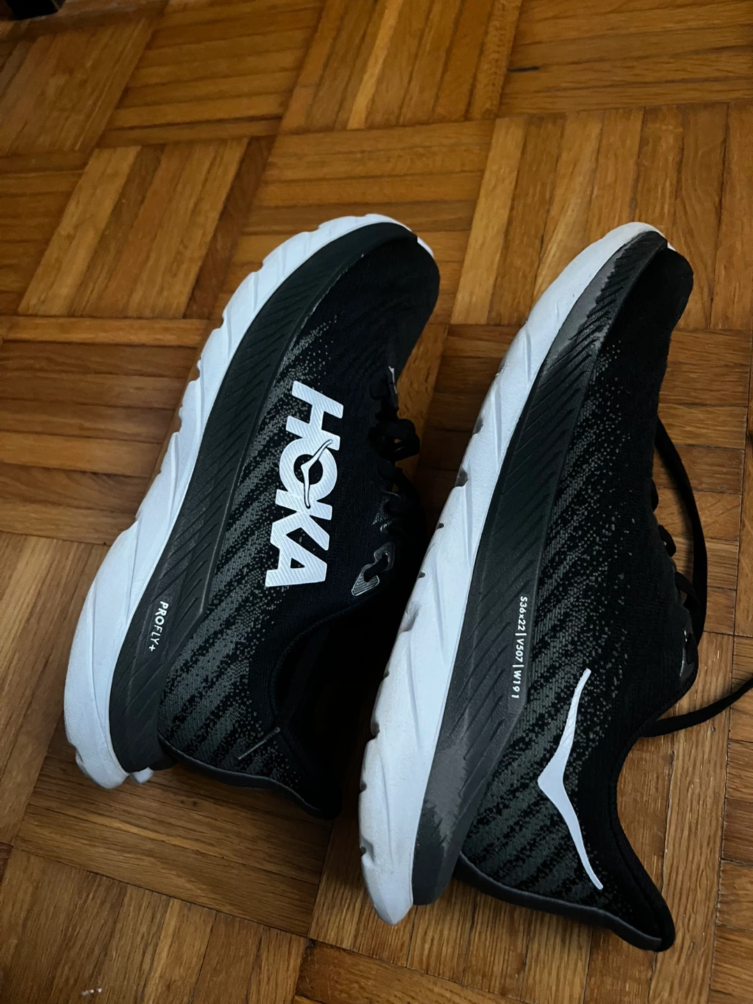 Hoka Clifton 9 Running Shoes SZ8.5 - Black/White - photo 3