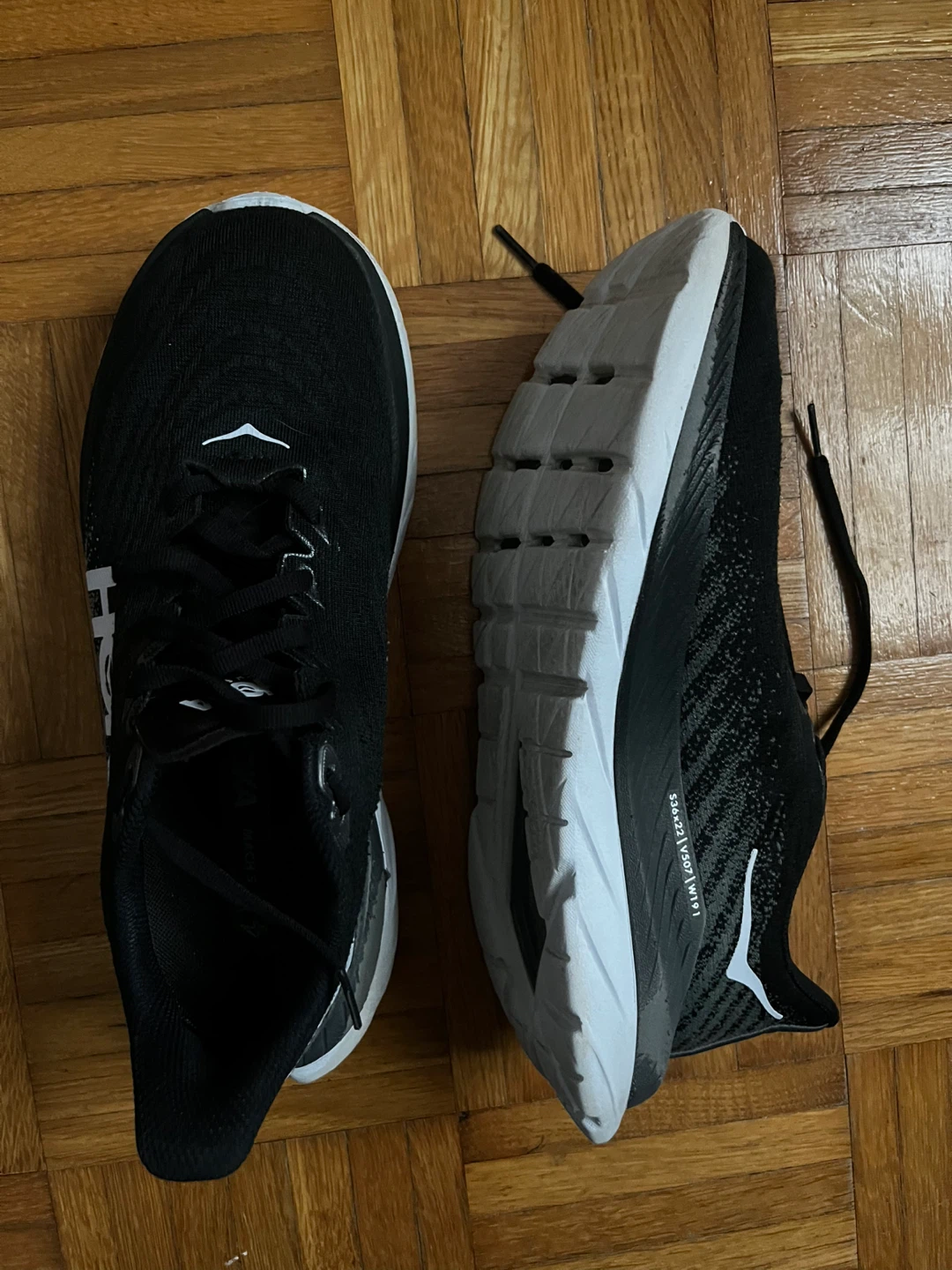Hoka Clifton 9 Running Shoes SZ8.5 - Black/White - photo 4