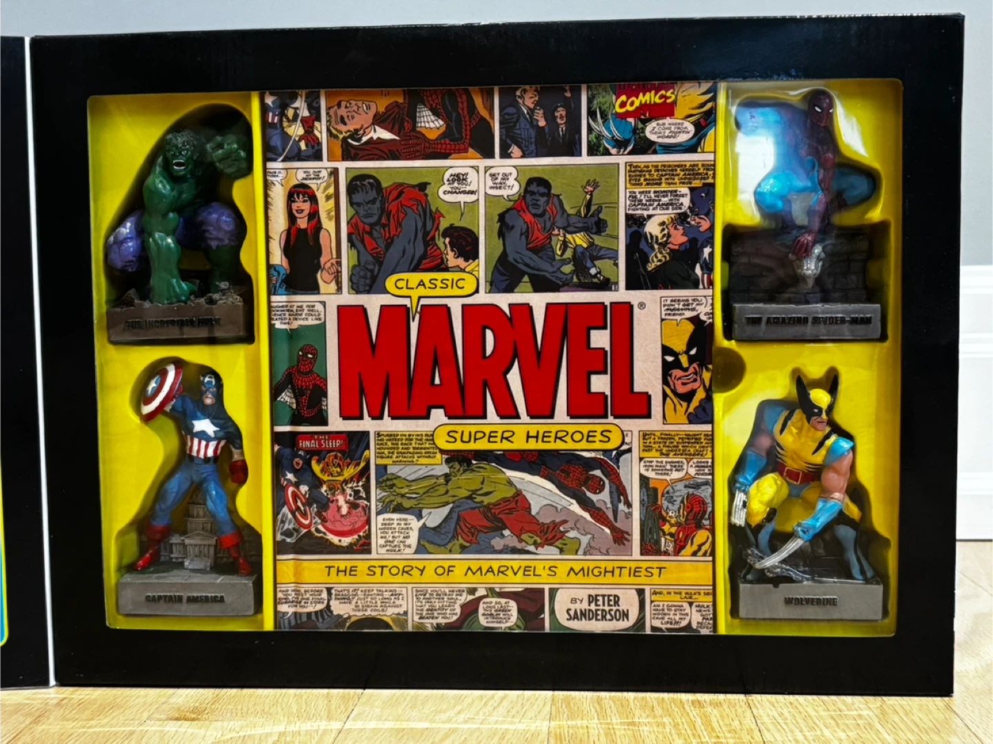Marvel Super Heroes Collector's Edition Book &Figurine set - photo 3