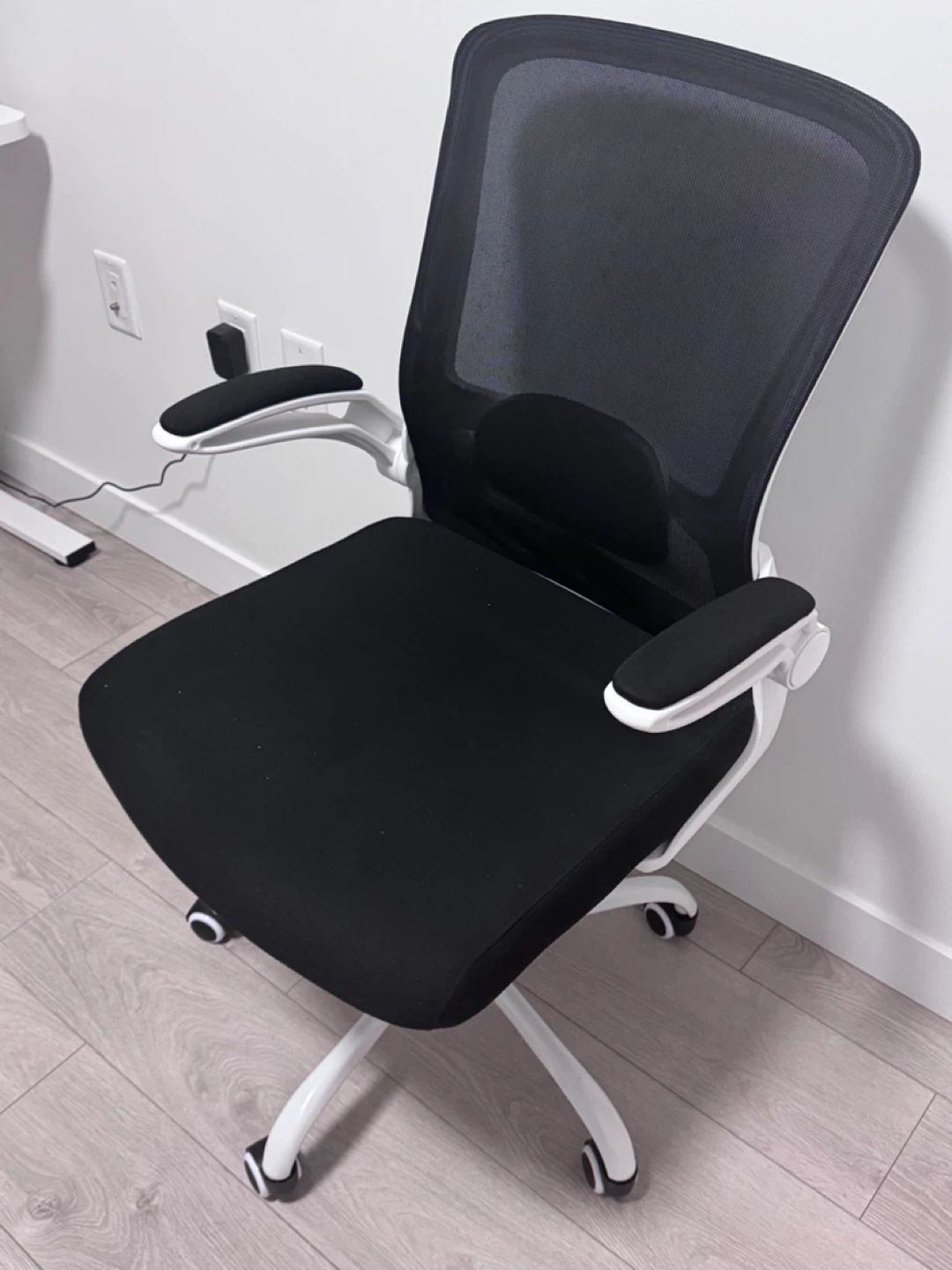Black Mesh Ergonomic Office Chair - photo 3