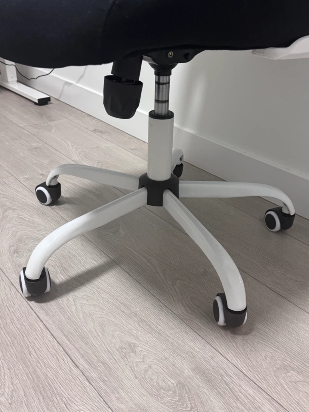 Black Mesh Ergonomic Office Chair - photo 2