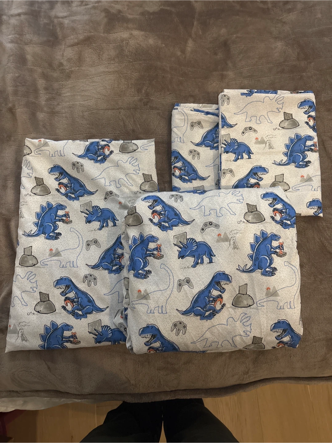 Child Sheet Set: fitted sheet, regular sheet and 2 pillow cases