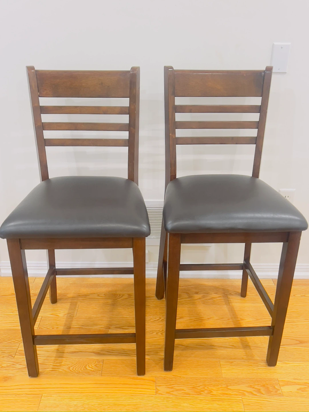 Set of 2 Wooden Bar Stools with Dark Cushions