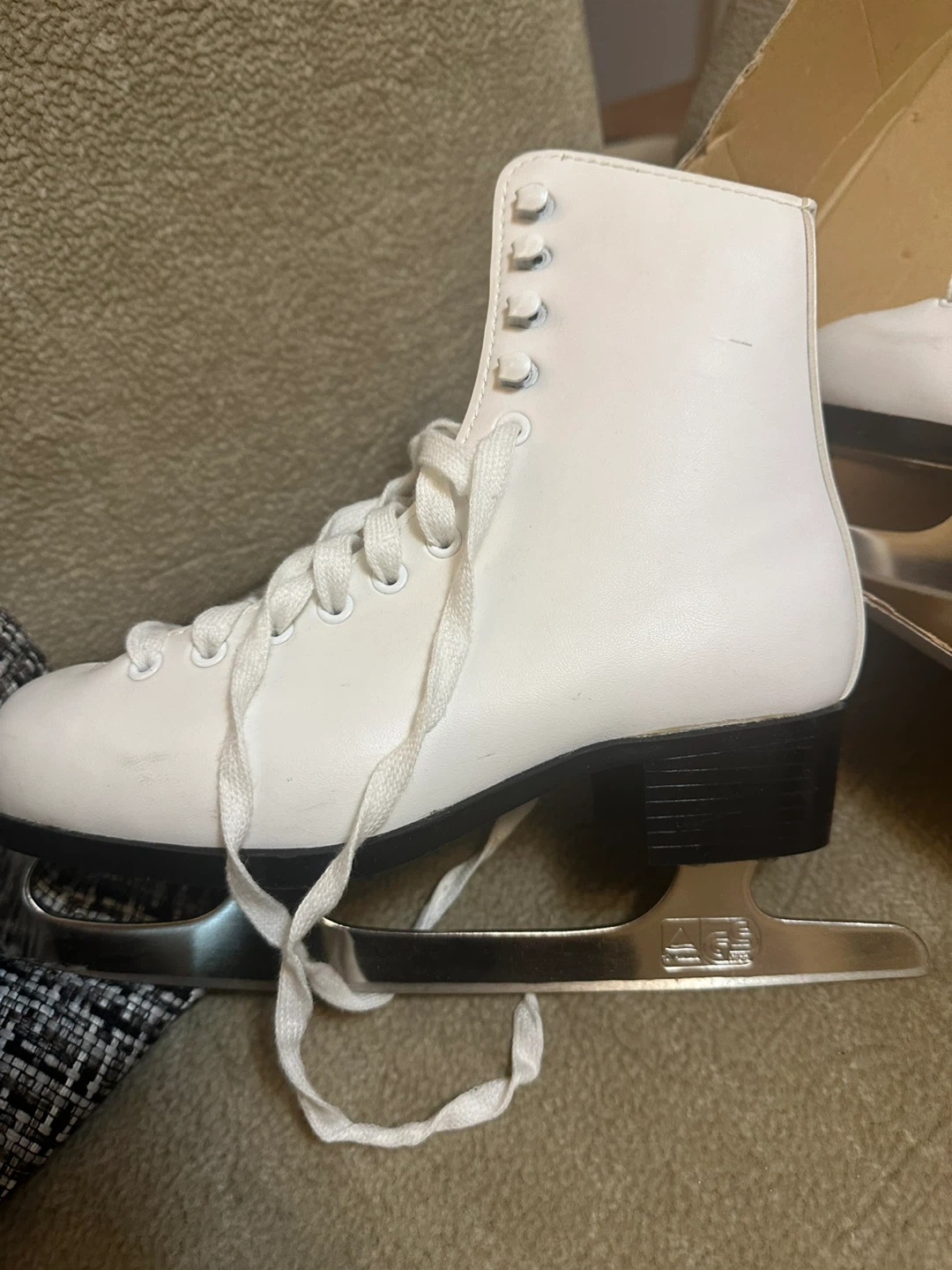 CCM White Figure Skates - photo 4
