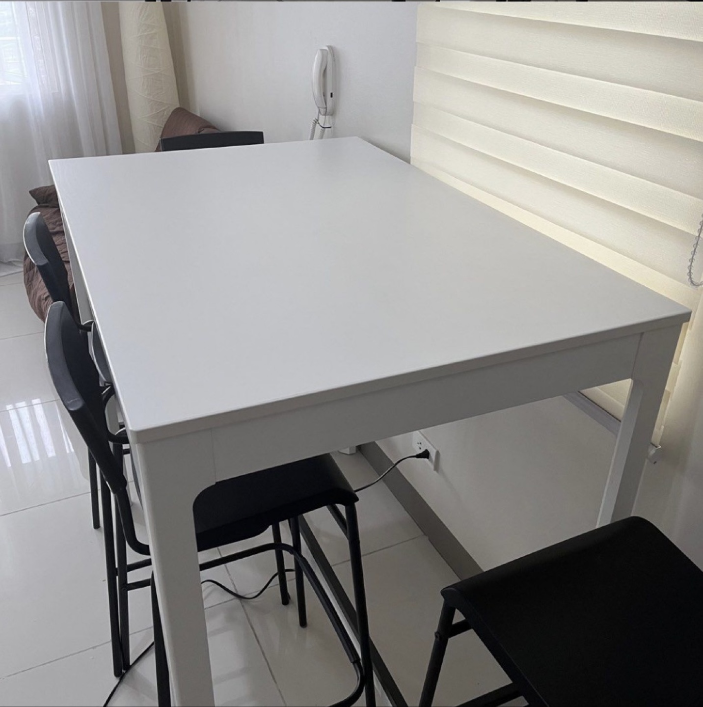 Can deliver—White bar table and 5 black bar chairs. - photo 3