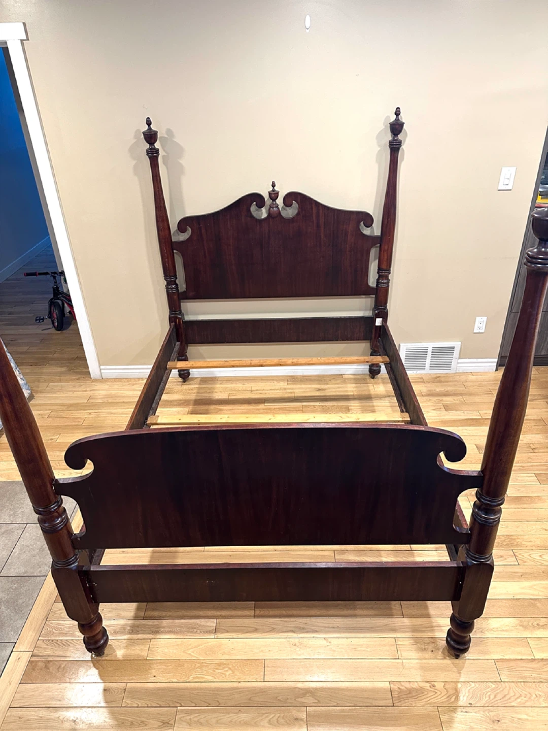 Vintage Solid Wood Full / Double Poster Bed (CAN DELIVER)