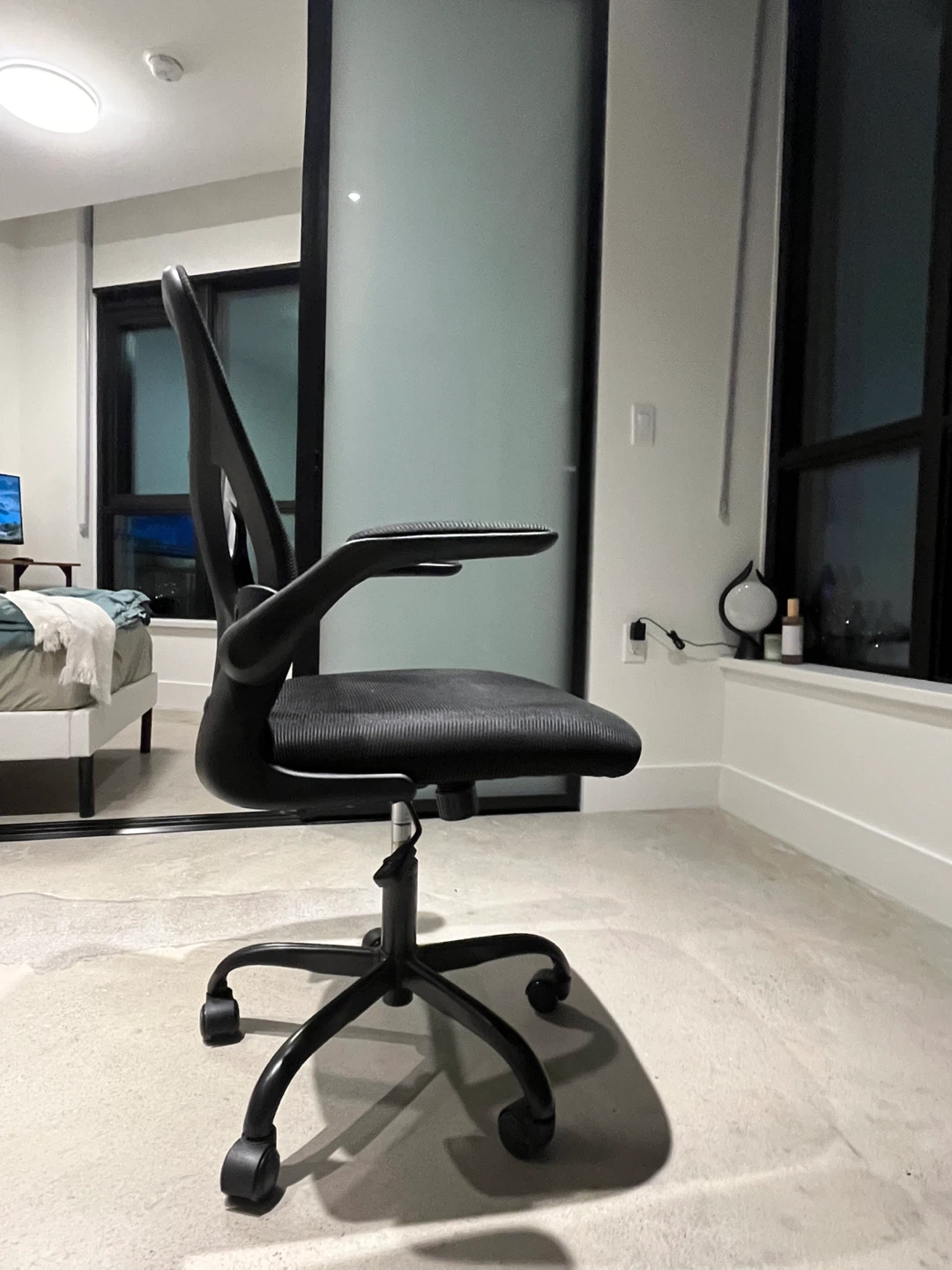 Black Ergonomic Mesh Office Chair with Padded Arms - photo 5