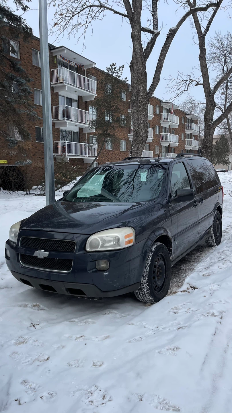 2009 Chevrolet Uplander LT Minivan - photo 2