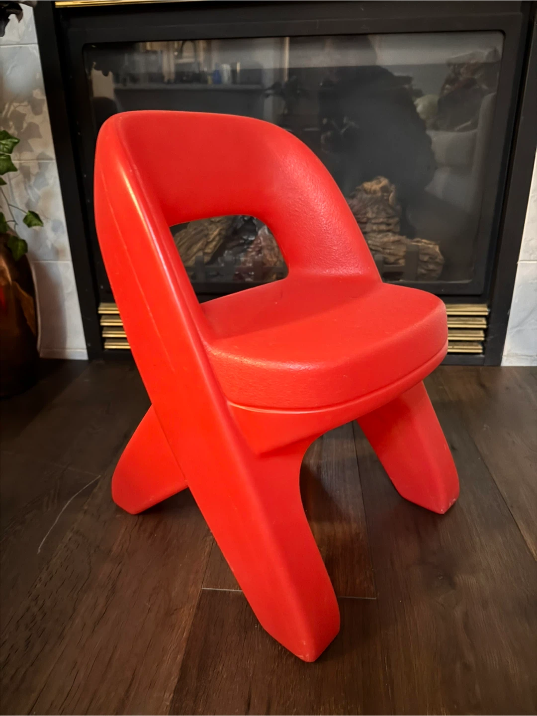 Red Plastic Child Chair - photo 2