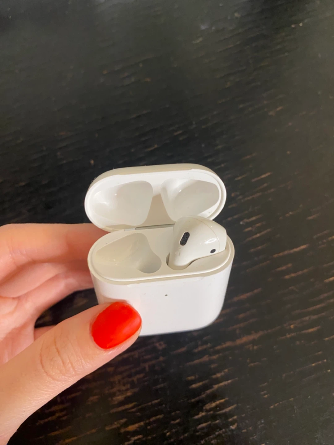 Apple AirPods 2 – Missing Left Ear