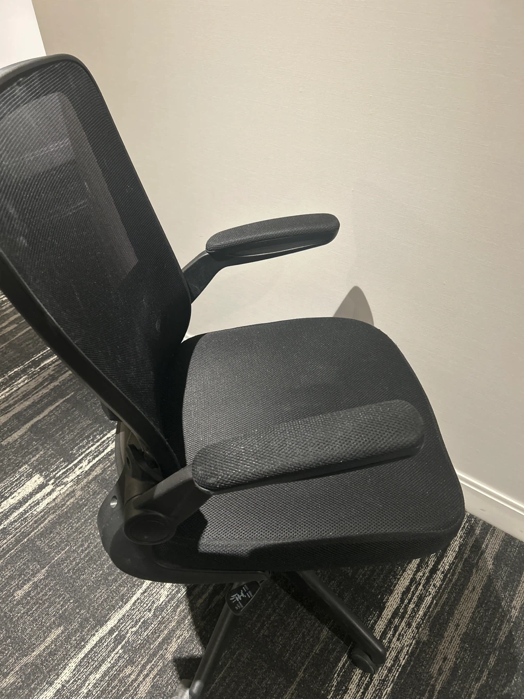 Black Mesh Office Chair - photo 3