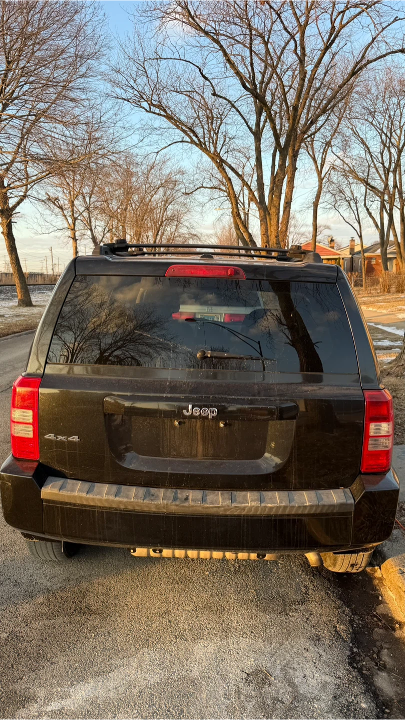 Black Jeep Patriot 4x4 SUV - photo 3