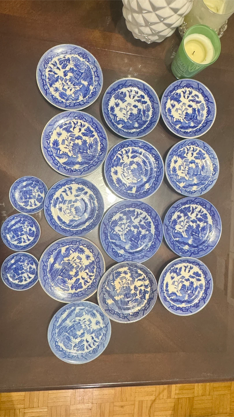 Set of Blue Willow Pattern Plates & Saucers