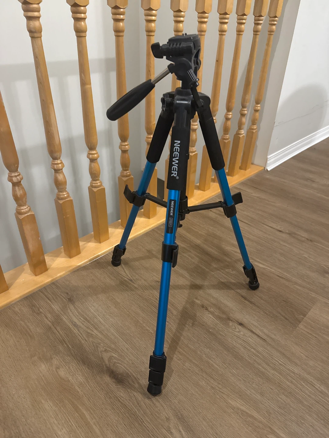 Neewer Blue Tripod