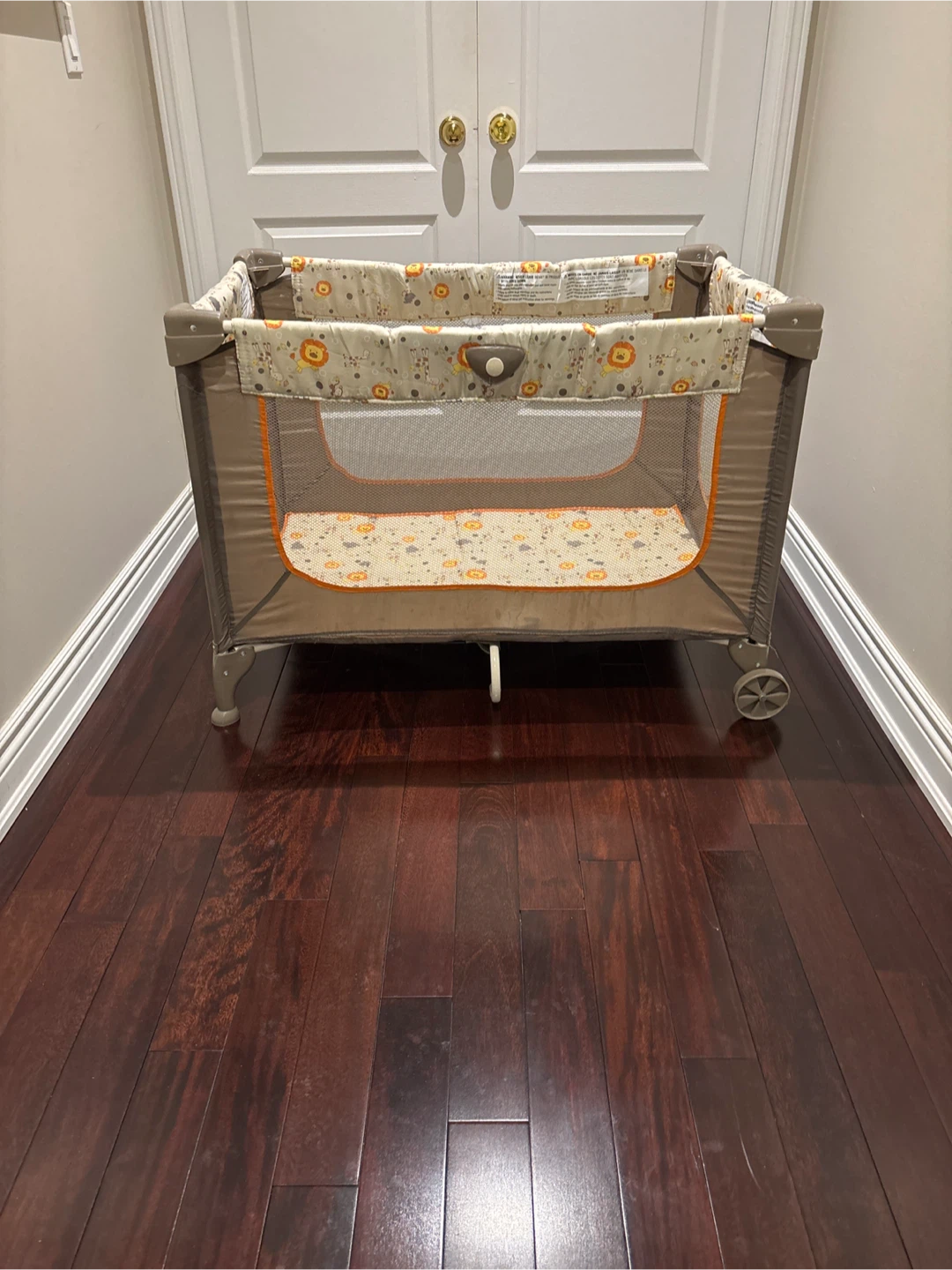 Baby Playpen with Lion and Giraffe Print