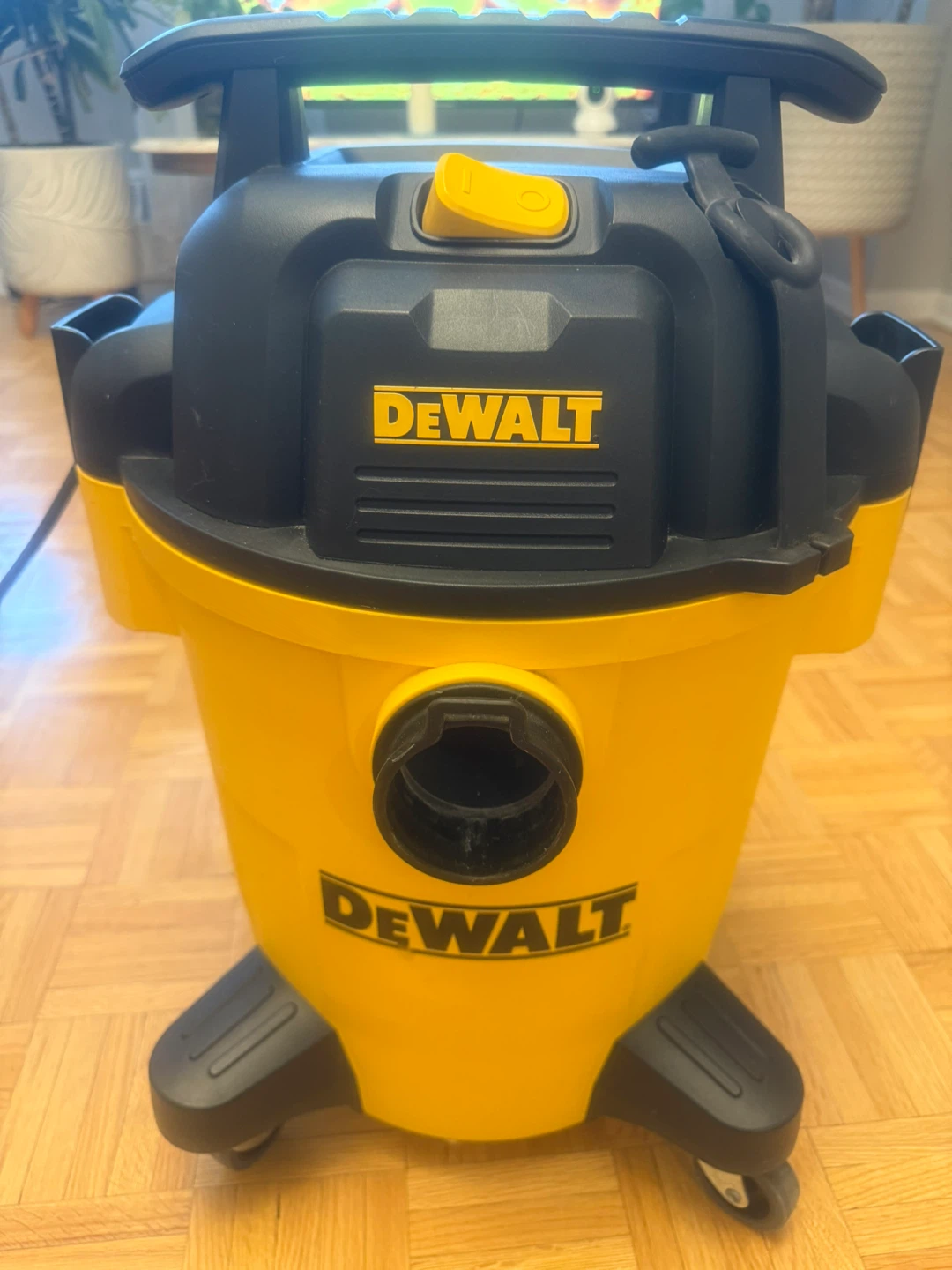 DEWALT 22.7L / 6 Gallon Wet/Dry Vac