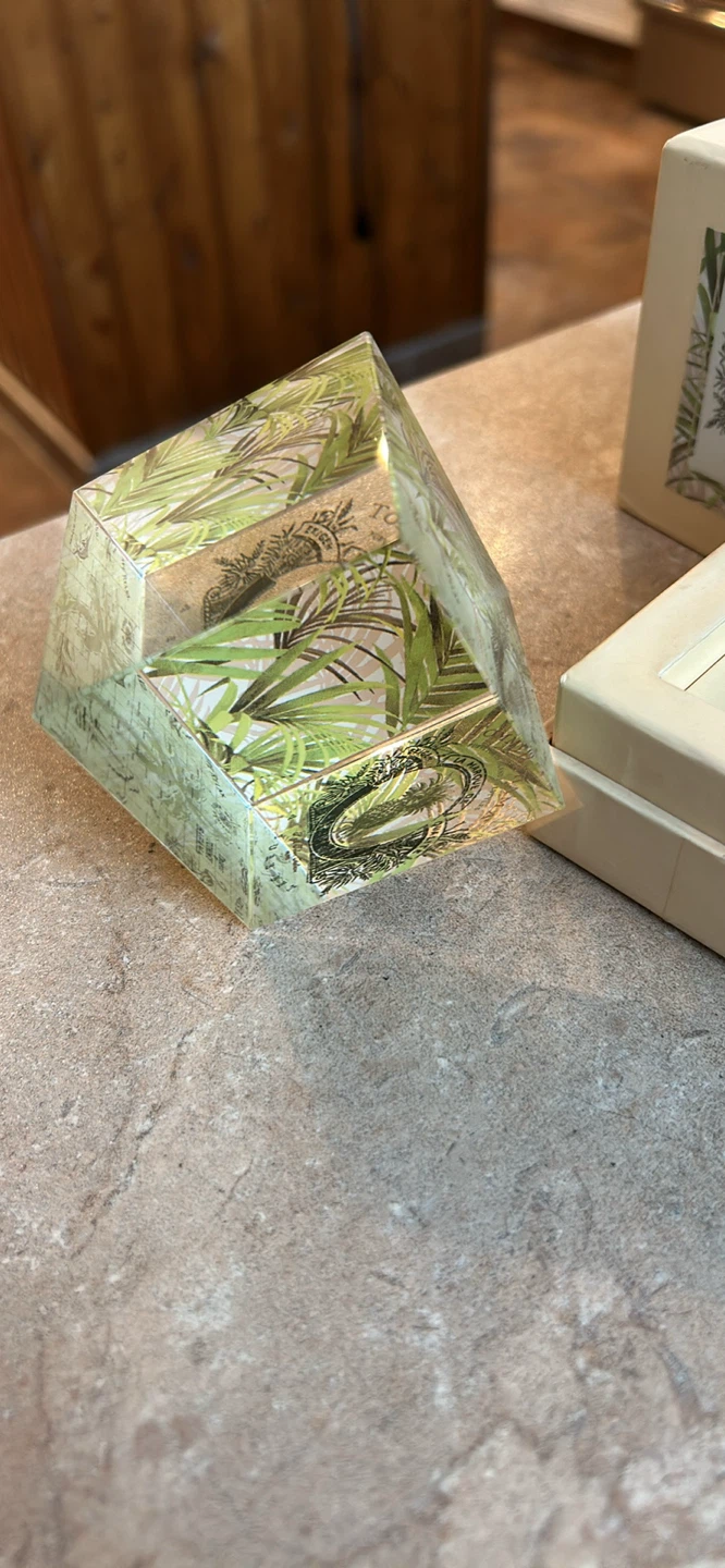 Tommy Bahama glass paperweight - photo 2