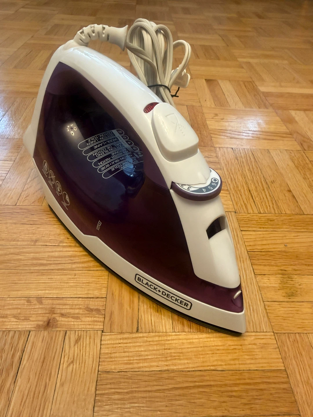 Black+Decker Steam Iron IR04VC - photo 2