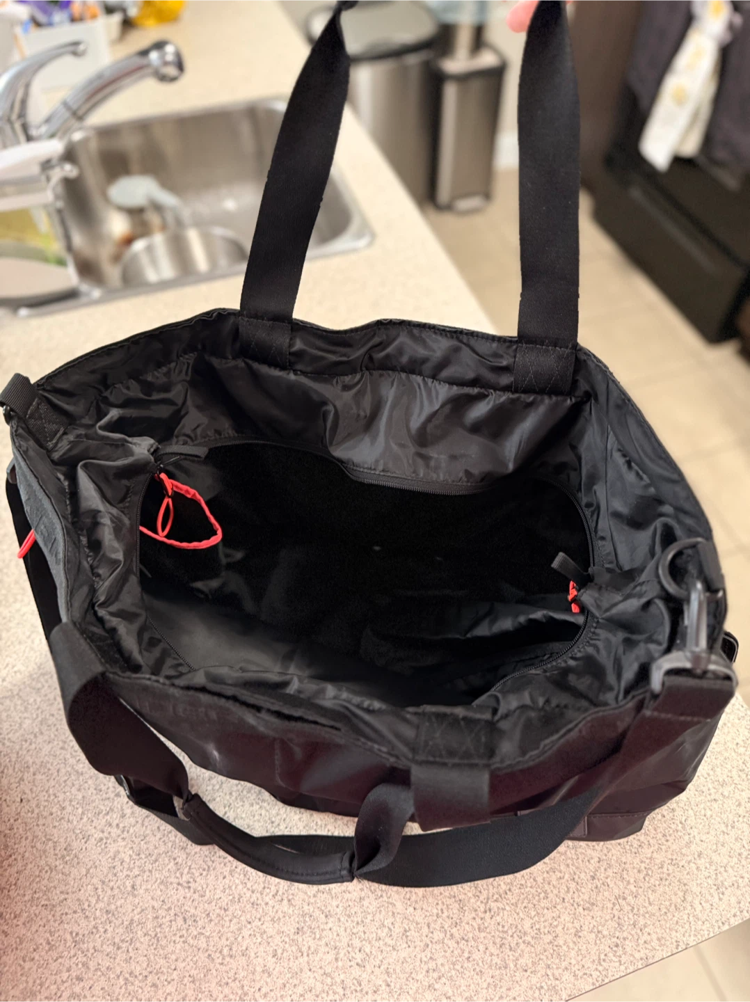 Under Armour Sports Duffle Bag — Like New, Shoe Compartment - photo 4