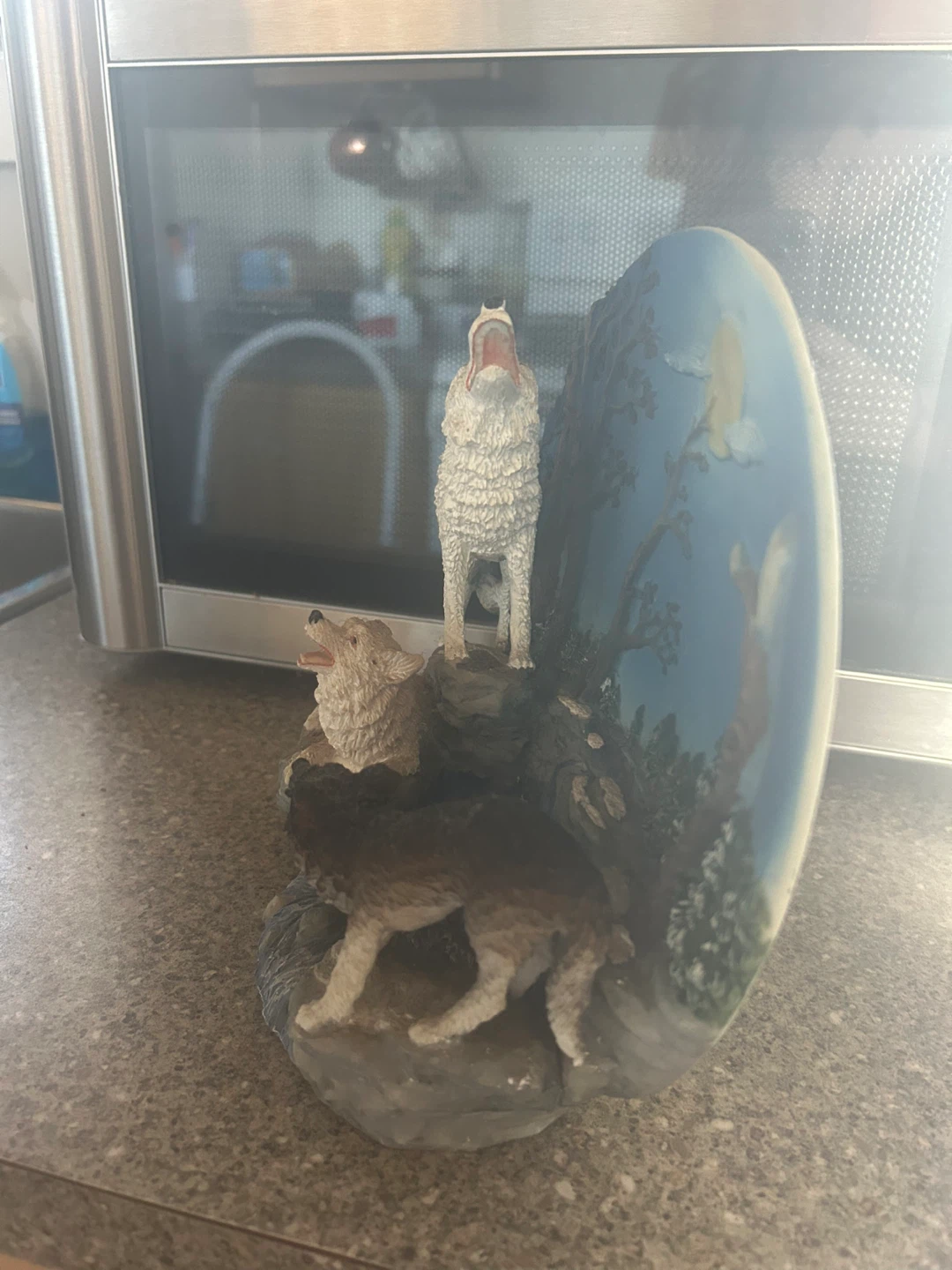 Wolf Howling at Moon Figurine - photo 3
