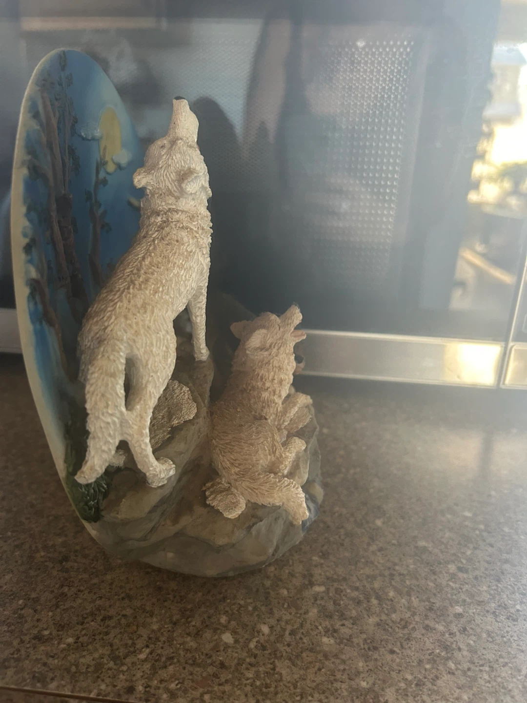 Wolf Howling at Moon Figurine - photo 2