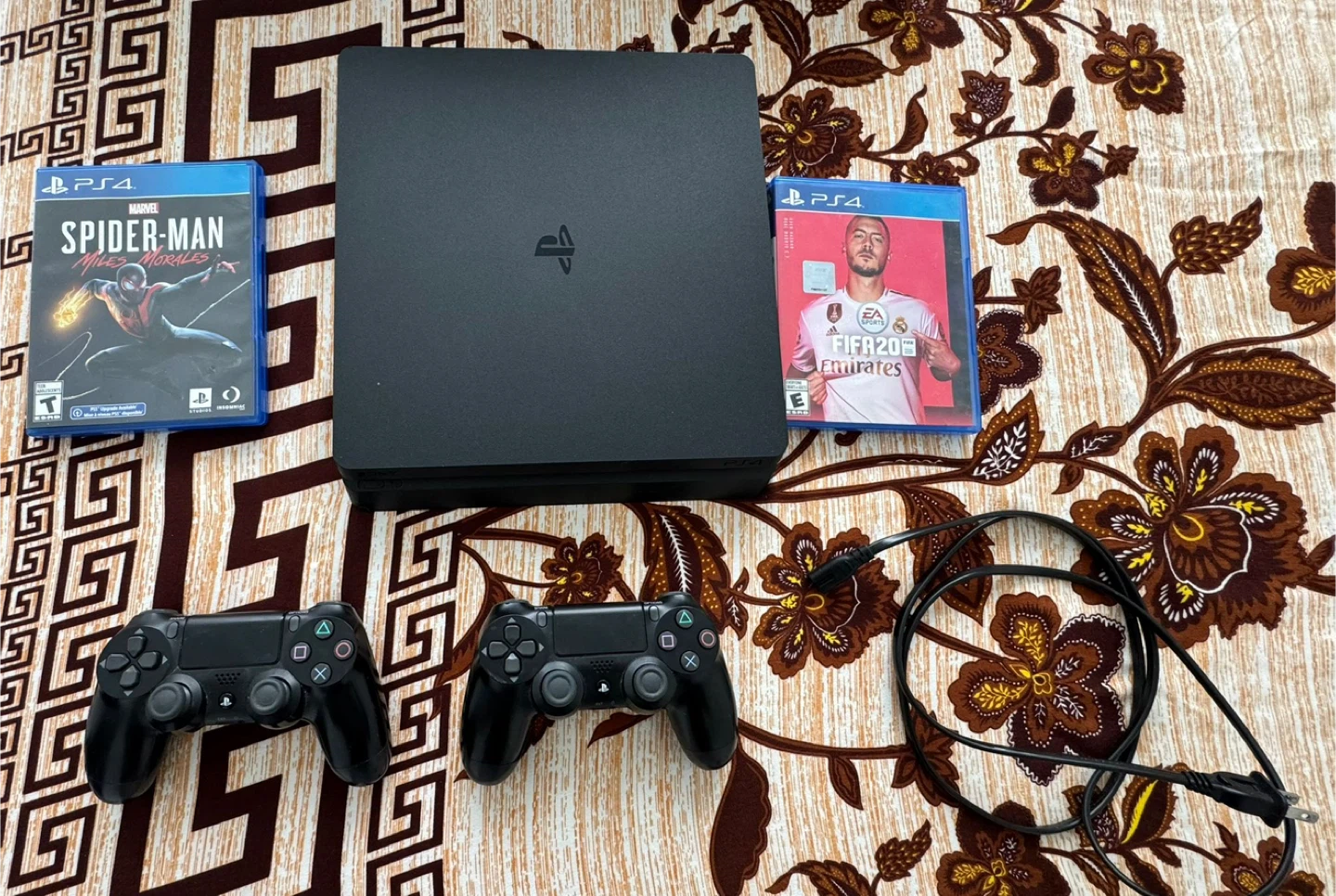 Sony PlayStation 4 Slim 500 gb with 2 Controllers and Games