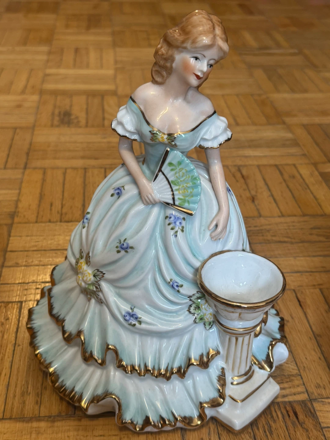 Pair of Vintage Porcelain Figurines - photo 2
